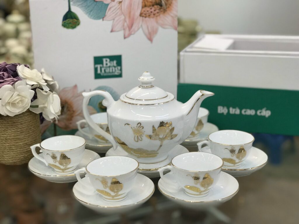 Bộ ấm trà hoa sen vẽ vàng Bộ ấm trà hoa sen vẽ vàng